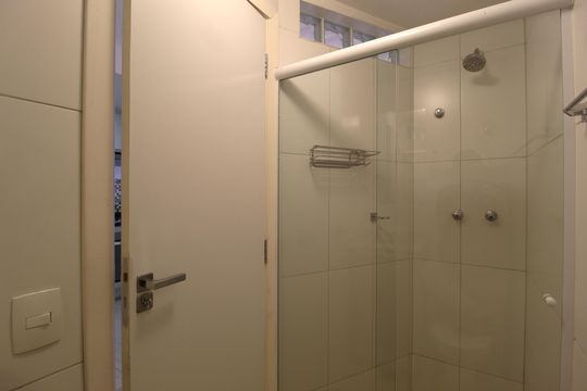 Banheiro Social de apartamento à venda com 2 quartos, 52m² em Moema, São Paulo