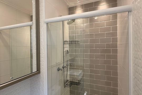 Banheiro social  de apartamento para alugar com 2 quartos, 56m² em Cerâmica, São Caetano do Sul
