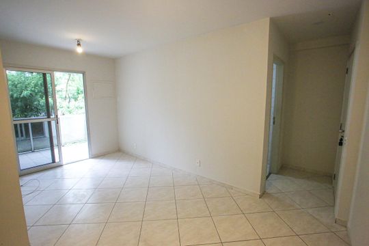 Sala de apartamento para alugar com 2 quartos, 65m² em Jacarepaguá, Rio de Janeiro