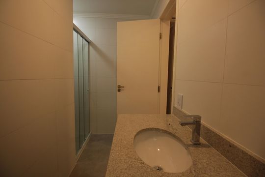 Banheiro da Suíte 2 de apartamento para alugar com 3 quartos, 110m² em Boqueirão, Santos