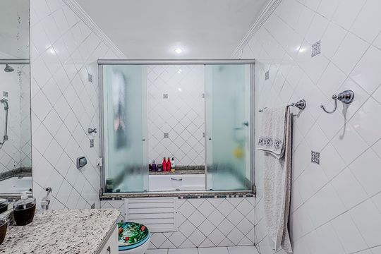 Banheiro da Suíte de casa à venda com 5 quartos, 300m² em Vila Granada, São Paulo