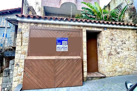 Placa instalada na fachada do imóvel  de kitnet/studio para alugar com 1 quarto, 38m² em Vila Rosalia, Guarulhos