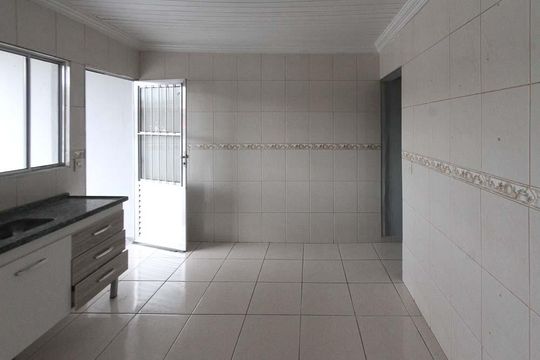 Cozinha de casa para alugar com 1 quarto, 100m² em Jardim Sao Roberto, São Paulo