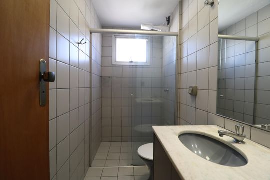 Banheiro da Suíte de apartamento para alugar com 1 quarto, 48m² em Saraiva, Uberlândia