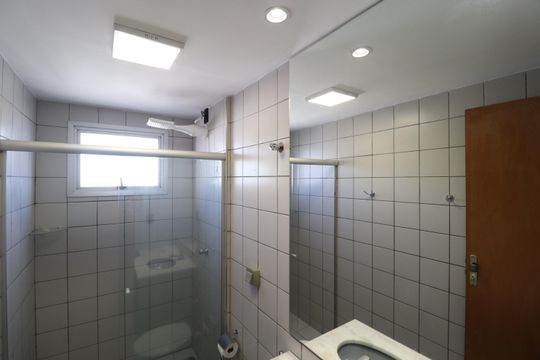 Banheiro da Suíte de apartamento para alugar com 1 quarto, 48m² em Saraiva, Uberlândia