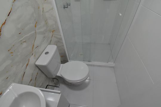 Banheiro de apartamento para alugar com 1 quarto, 36m² em Portão, Curitiba
