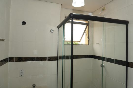 Banheiro de apartamento para alugar com 2 quartos, 60m² em Jardim Vitória, Embu das Artes
