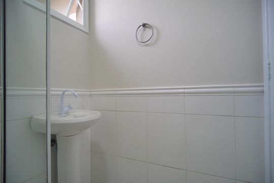 Banheiro de casa de condomínio à venda com 2 quartos, 61m² em Santo Afonso, Novo Hamburgo