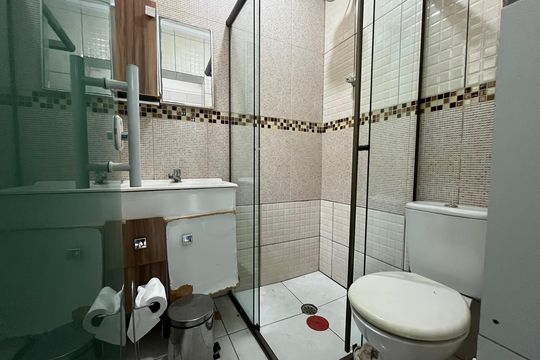 Banheiro 2 de casa à venda com 3 quartos, 180m² em Vila Serralheiro, São Paulo