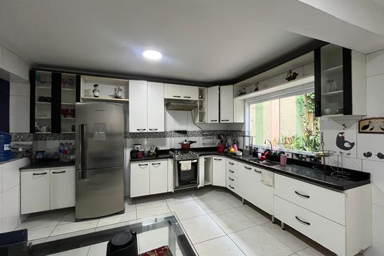 Cozinha de casa à venda com 3 quartos, 180m² em Vila Serralheiro, São Paulo