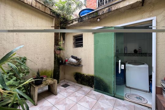 Quintal de casa à venda com 3 quartos, 180m² em Vila Serralheiro, São Paulo