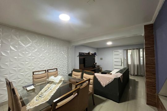 Sala de casa à venda com 3 quartos, 180m² em Vila Serralheiro, São Paulo