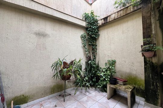 Quintal de casa à venda com 3 quartos, 180m² em Vila Serralheiro, São Paulo