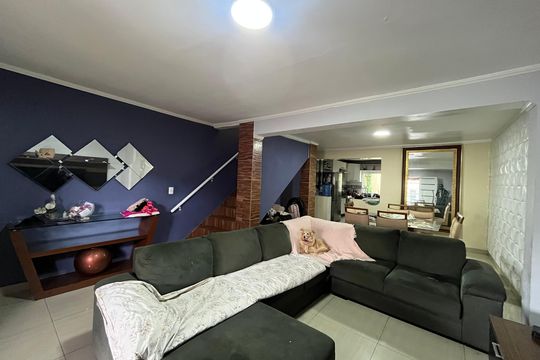 Casa à venda com 3 quartos, 180m² em Vila Serralheiro, São Paulo