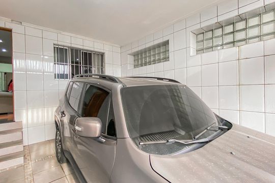 Garagem de casa à venda com 2 quartos, 73m² em Vila Araguaia, São Paulo