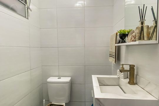 Banheiro de serviço de casa à venda com 2 quartos, 73m² em Vila Araguaia, São Paulo