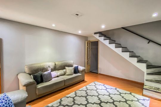 Sala de casa à venda com 2 quartos, 73m² em Vila Araguaia, São Paulo