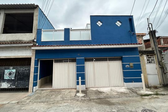 Fachada de casa à venda com 2 quartos, 216m² em Realengo, Rio de Janeiro