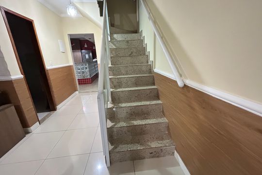 Escada de casa à venda com 2 quartos, 216m² em Realengo, Rio de Janeiro