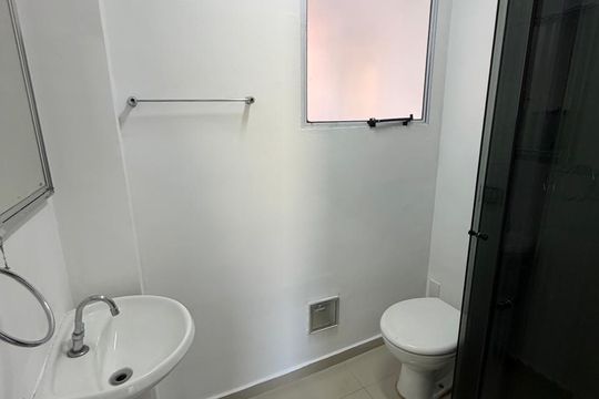 Banheiro de apartamento para alugar com 2 quartos, 60m² em Vila Pires, Santo André