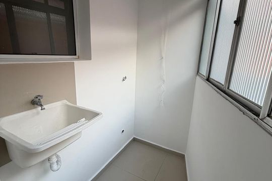 Área de serviço de apartamento para alugar com 2 quartos, 60m² em Vila Pires, Santo André