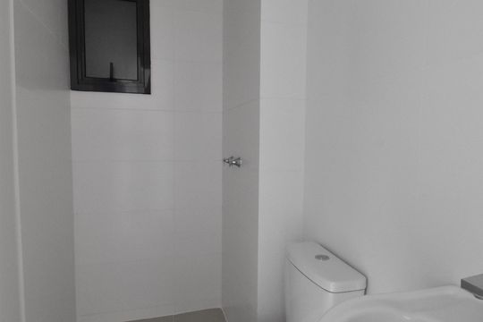 Banheiro de kitnet/studio para alugar com 1 quarto, 22m² em Água Verde, Curitiba