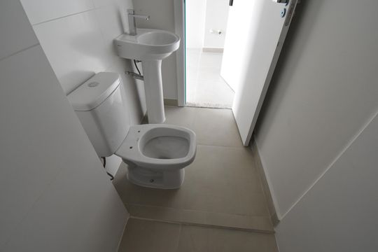 Banheiro de kitnet/studio para alugar com 1 quarto, 22m² em Água Verde, Curitiba