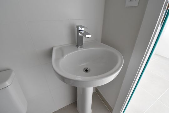 Banheiro de kitnet/studio para alugar com 1 quarto, 22m² em Água Verde, Curitiba