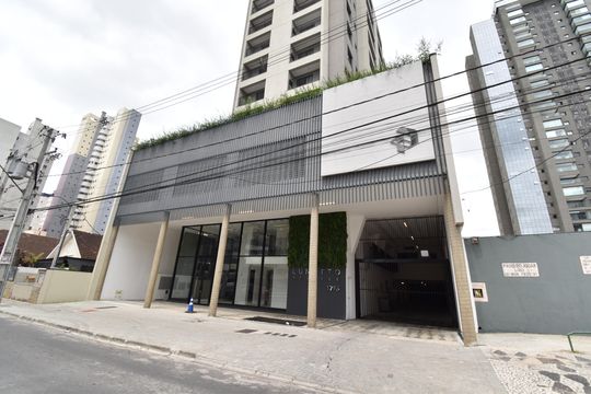 Fachada do condomínio de kitnet/studio para alugar com 1 quarto, 22m² em Água Verde, Curitiba