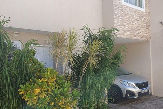 Fachada de casa de condomínio à venda com 2 quartos, 98m² em Campo Grande, Rio de Janeiro