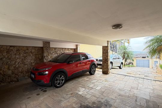 Casa para alugar com 4 quartos, 1000m² em Vila Santa Terezinha, Carapicuíba