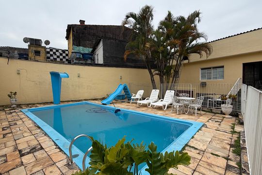 Casa para alugar com 4 quartos, 1000m² em Vila Santa Terezinha, Carapicuíba