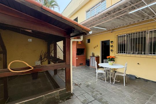 Casa para alugar com 4 quartos, 1000m² em Vila Santa Terezinha, Carapicuíba