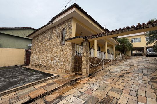 Casa para alugar com 4 quartos, 1000m² em Vila Santa Terezinha, Carapicuíba