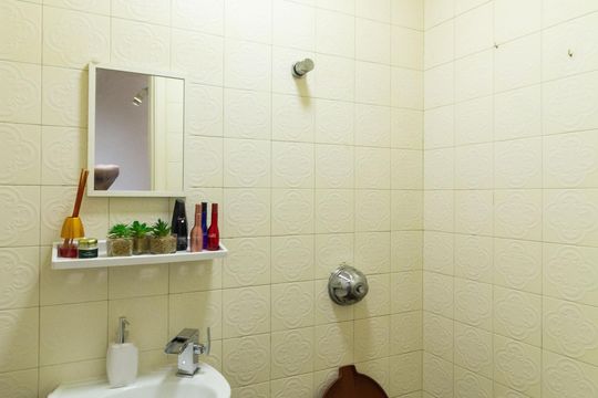 Banheiro de serviço de apartamento para alugar com 3 quartos, 106m² em Pompeia, São Paulo
