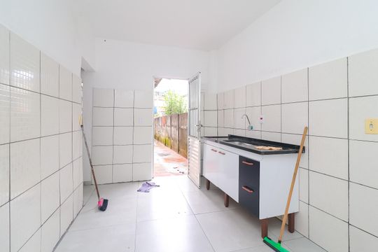Cozinha de casa para alugar com 1 quarto, 25m² em Vila Jacuí, São Paulo