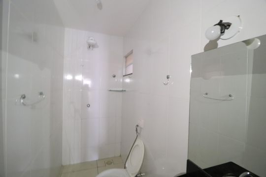 Banheiro Social de apartamento para alugar com 2 quartos, 65m² em Granada, Uberlândia