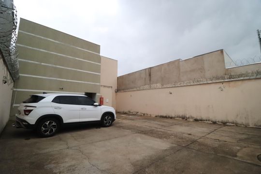 Garagem - Fachada de apartamento para alugar com 2 quartos, 65m² em Granada, Uberlândia