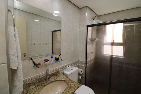 Banheiro de apartamento à venda com 2 quartos, 60m² em Vila Ivone, São Paulo