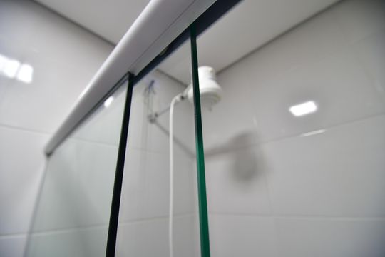 Banheiro de kitnet/studio para alugar com 1 quarto, 25m² em Parque São Quirino, Campinas