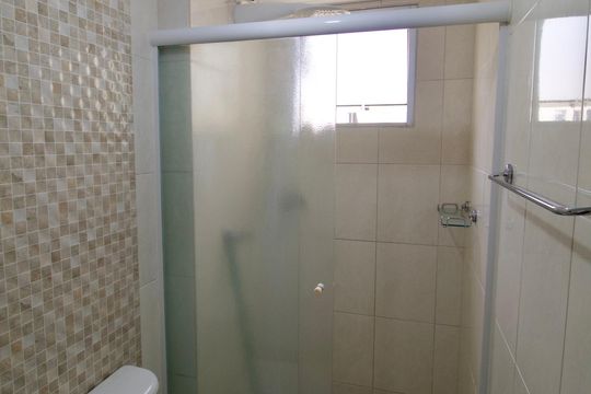 Banheiro de apartamento para alugar com 2 quartos, 48m² em Cachoeira, Curitiba