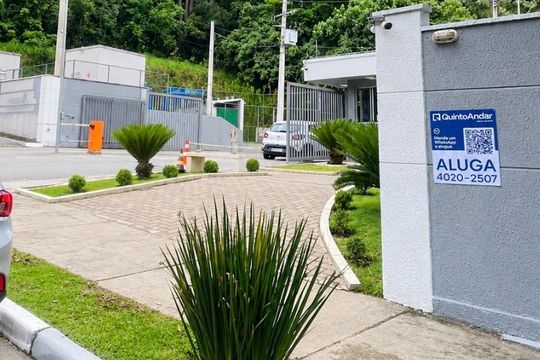 Fachada com placa instalada de apartamento para alugar com 2 quartos, 44m² em Recanto Vista Alegre, Cotia