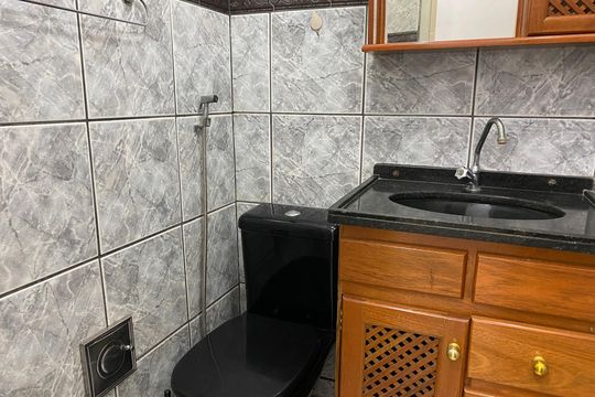 Banheiro de apartamento para alugar com 2 quartos, 45m² em Parada de Lucas, Rio de Janeiro