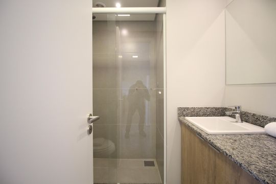 Banheiro de kitnet/studio para alugar com 0 quarto, 30m² em Jardim do Salso, Porto Alegre