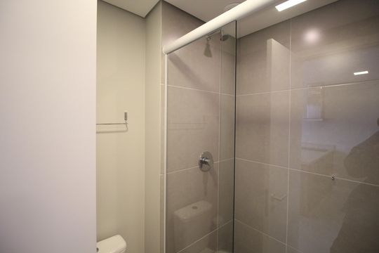 Banheiro de kitnet/studio para alugar com 0 quarto, 30m² em Jardim do Salso, Porto Alegre