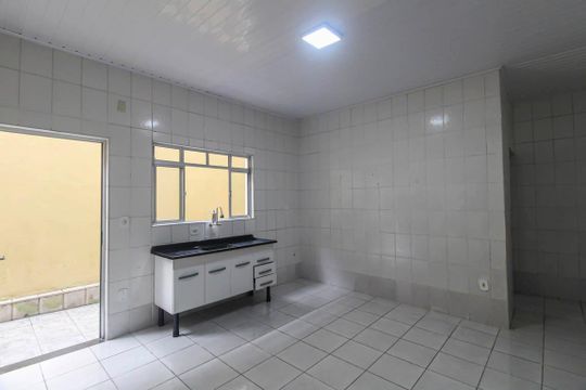 Cozinha de casa para alugar com 1 quarto, 60m² em Jardim Tiete, São Paulo