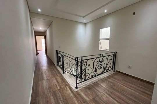 Hall Segundo Andar de casa à venda com 4 quartos, 200m² em Vila Mangalot, São Paulo