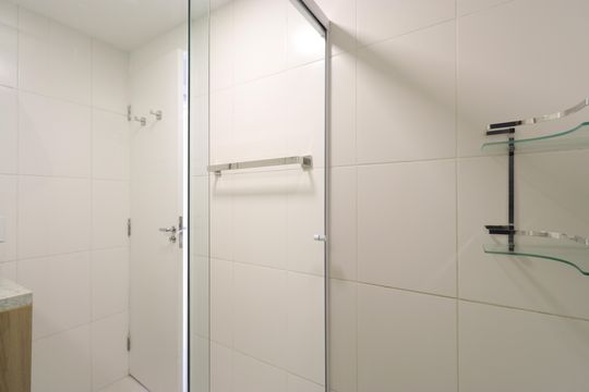 Banheiro  de apartamento à venda com 1 quarto, 43m² em Alto da Lapa, São Paulo
