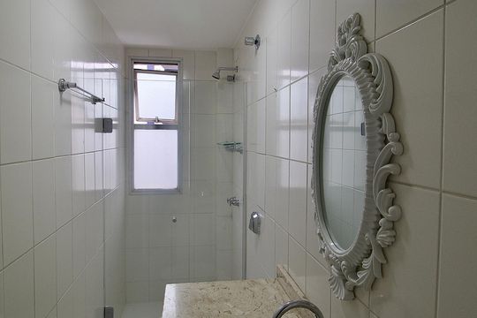 Banheiro de apartamento para alugar com 2 quartos, 47m² em Champagnat, Curitiba