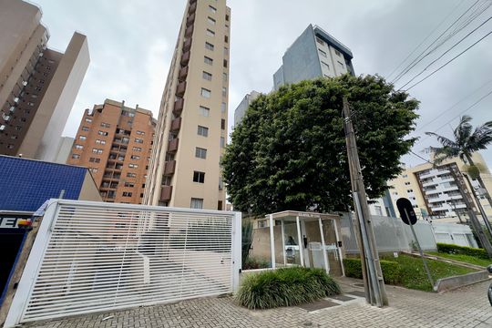 Fachada de apartamento para alugar com 2 quartos, 47m² em Champagnat, Curitiba